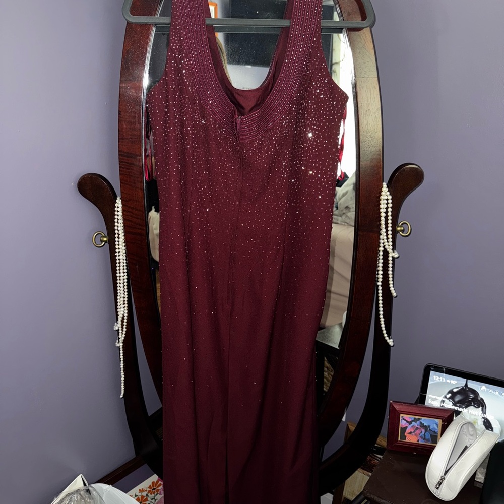 Elegant Burgundy Maxi Dress - Picture 2 of 6